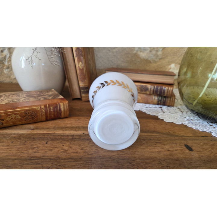 Vase blanc en verre avec frise dorée