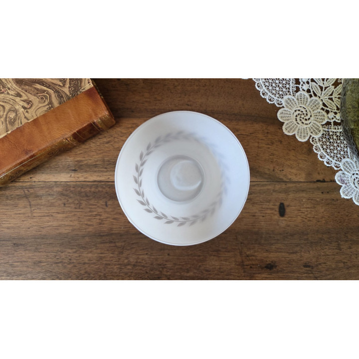 Vase blanc en verre avec frise dorée