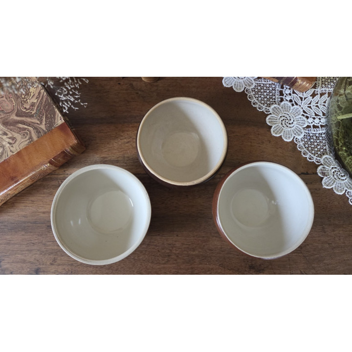 Suite de trois bols en grès