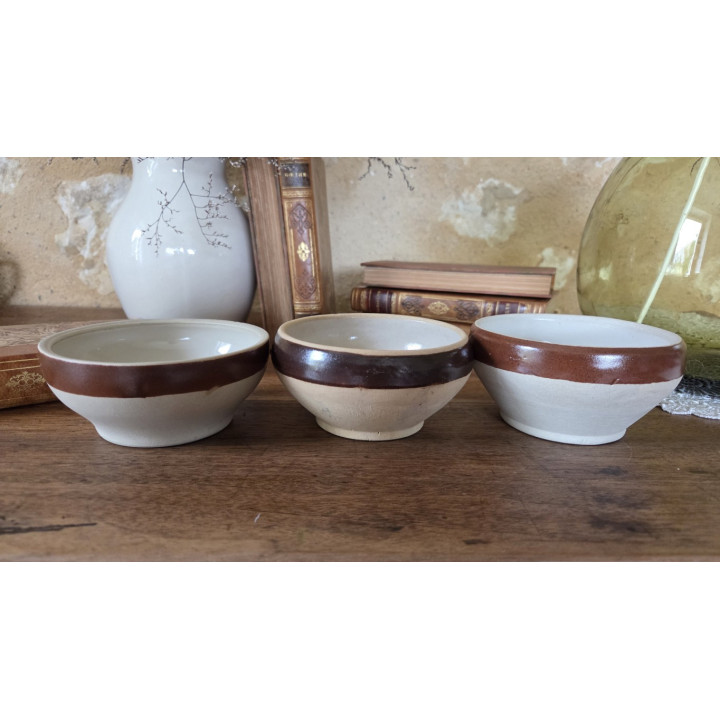 Suite de trois bols en grès