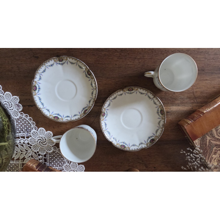 Duo de tasses anciennes en porcelaine