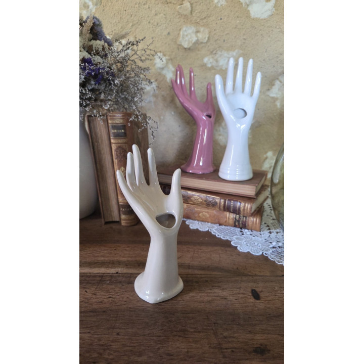 Petite main baguier de couleur crème