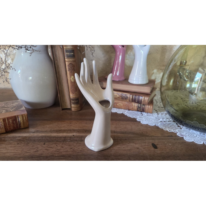 Petite main baguier de couleur crème