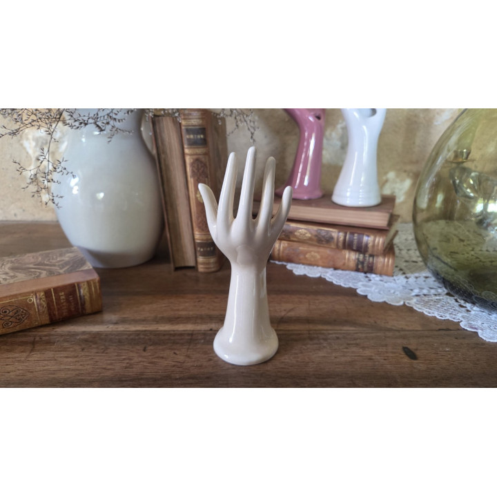 Petite main baguier de couleur crème