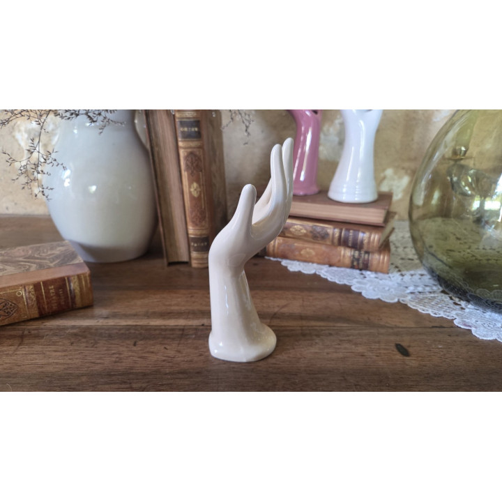 Petite main baguier de couleur crème