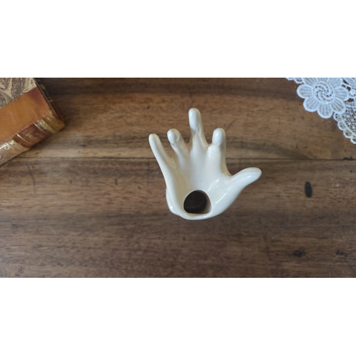 Petite main baguier de couleur crème