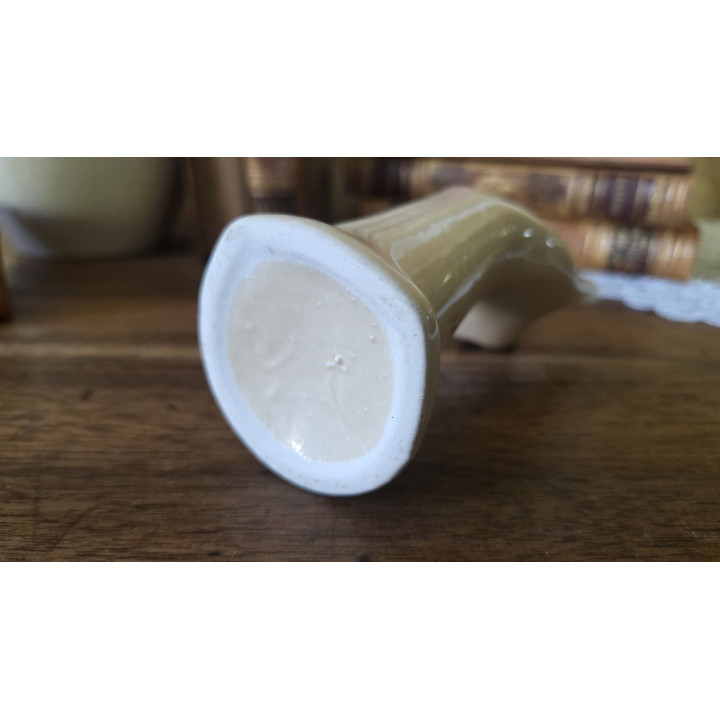 Petite main baguier de couleur crème