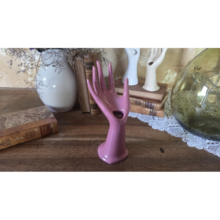 Grande main baguier de couleur rose