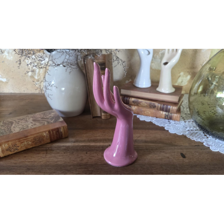 Grande main baguier de couleur rose