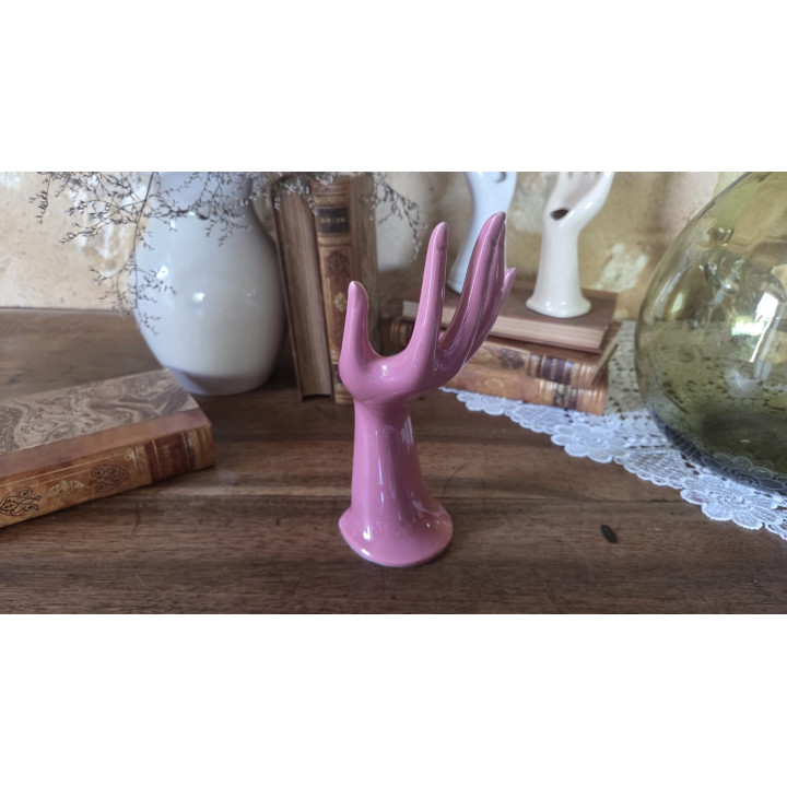 Grande main baguier de couleur rose