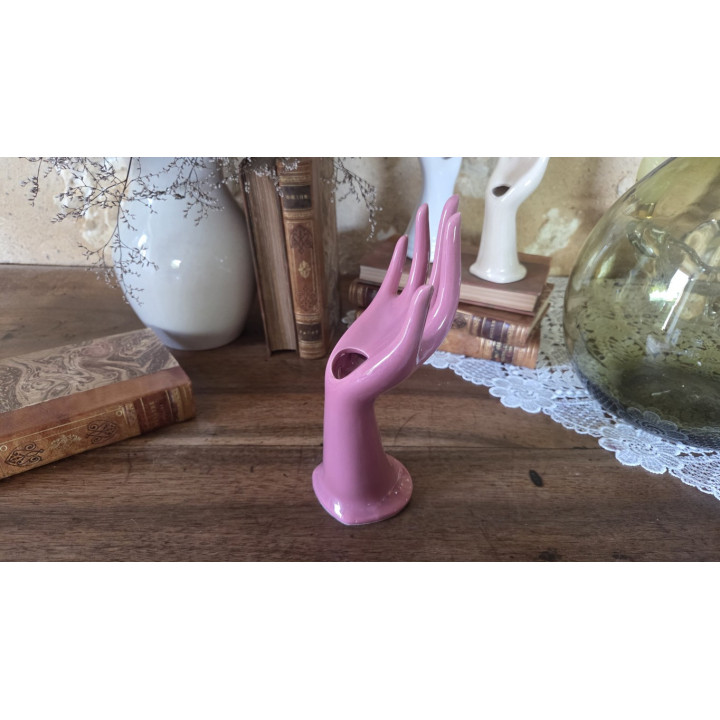 Grande main baguier de couleur rose