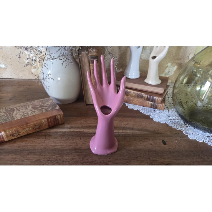 Grande main baguier de couleur rose