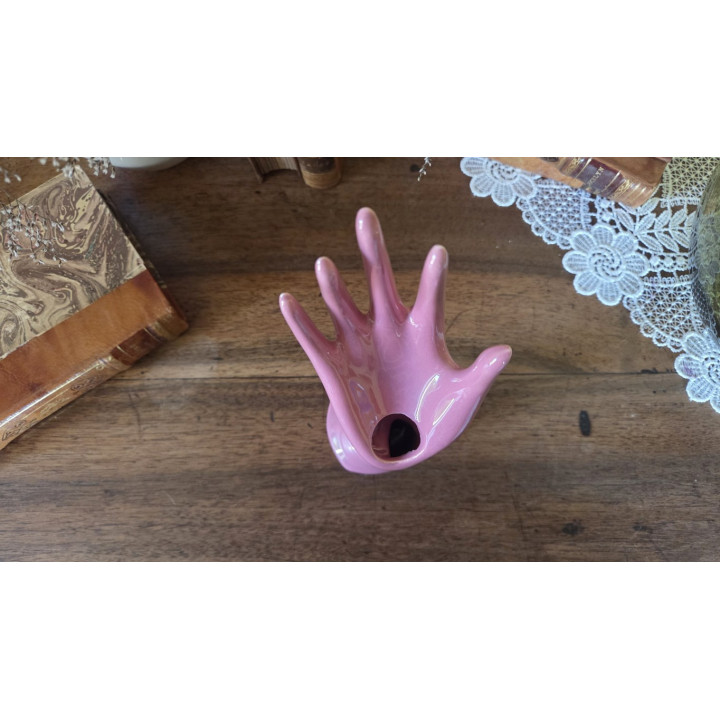 Grande main baguier de couleur rose