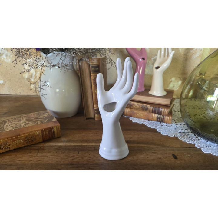 Grande main baguier de couleur blanche