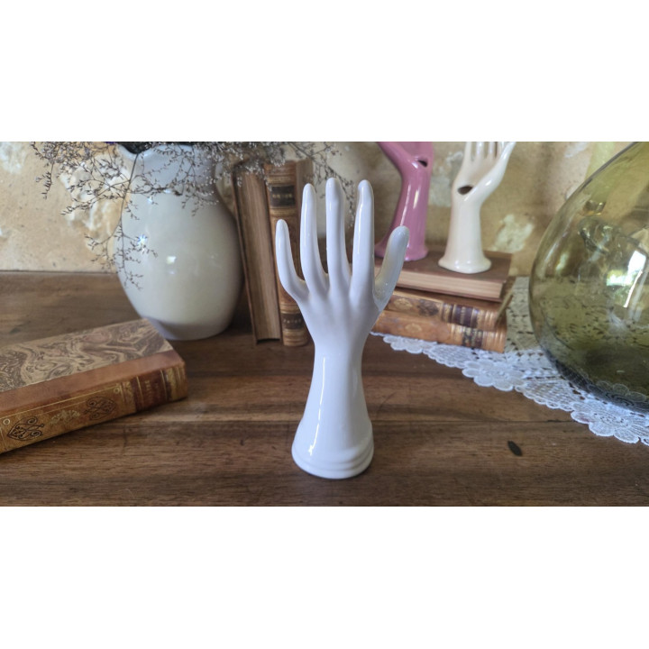 Grande main baguier de couleur blanche