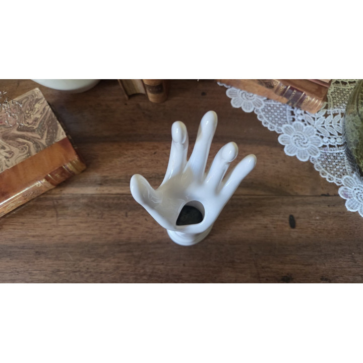 Grande main baguier de couleur blanche