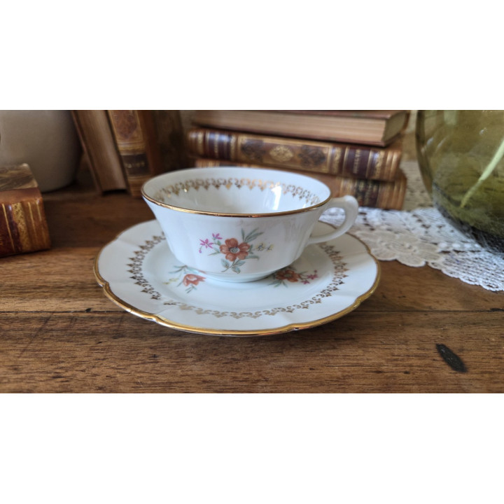 Ensemble de tasses fleuries en porcelaine
