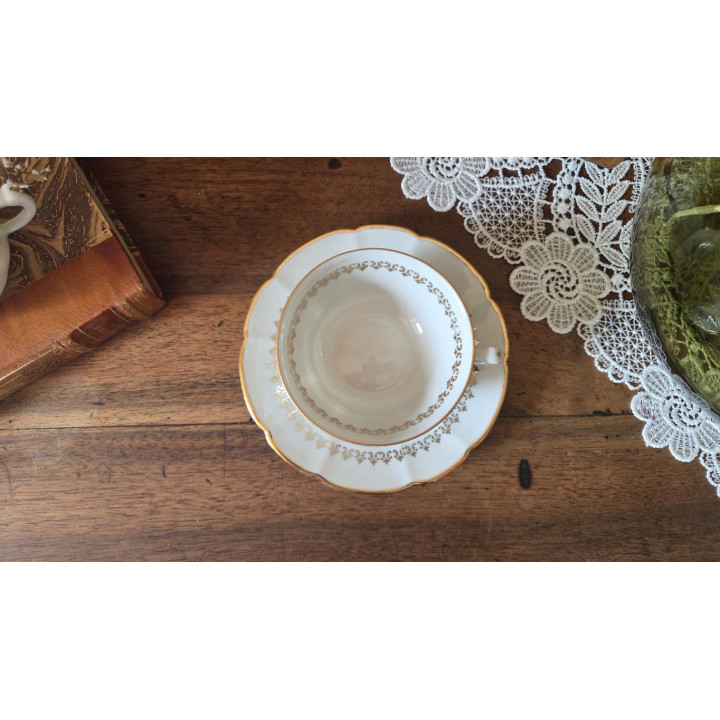 Ensemble de tasses fleuries en porcelaine