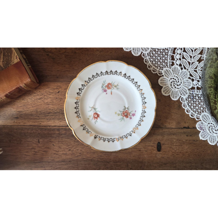 Ensemble de tasses fleuries en porcelaine