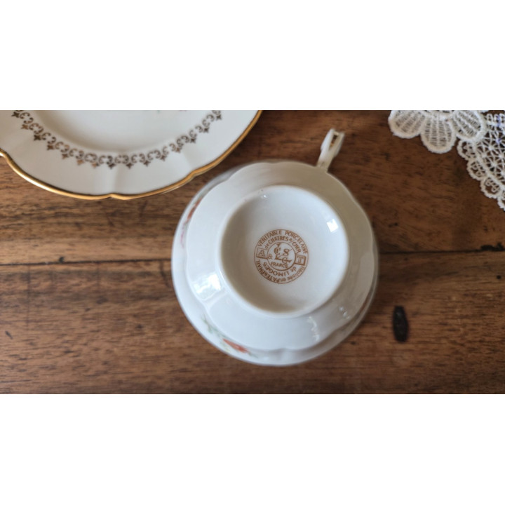 Ensemble de tasses fleuries en porcelaine