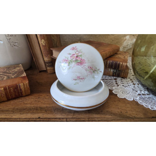 Boite à bijoux fleurie en porcelaine
