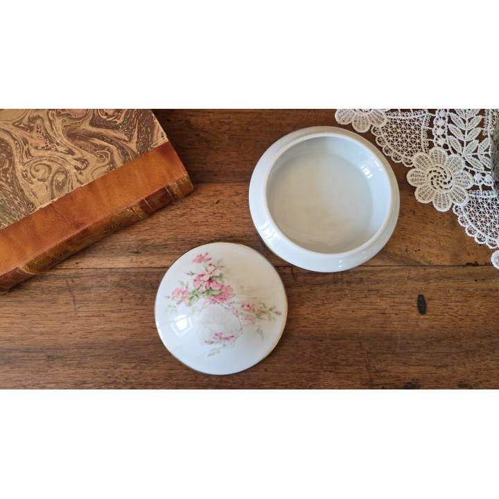 Boite à bijoux fleurie en porcelaine