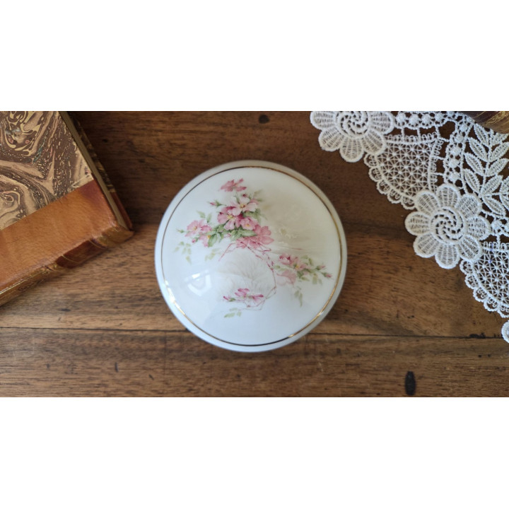 Boite à bijoux fleurie en porcelaine