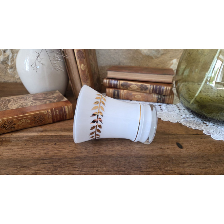 Vase blanc en verre avec frise dorée